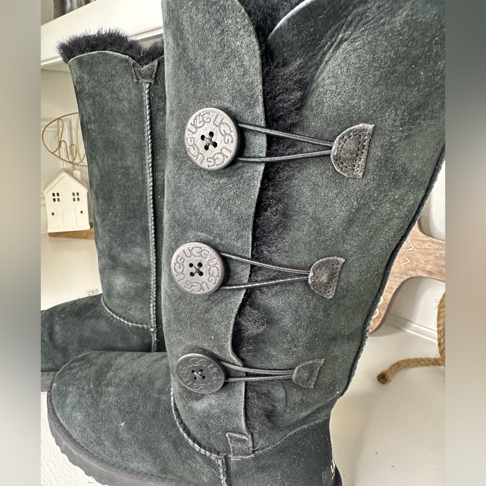 UGG Australia Women’s Bailey Button Triplet Tall Black Suede Boots Size 8 - Picture 2 of 8